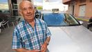 Marcos Ramil, junto a su último taxi, un Volkswagen Passat que ya suma 800.000 kilómetros