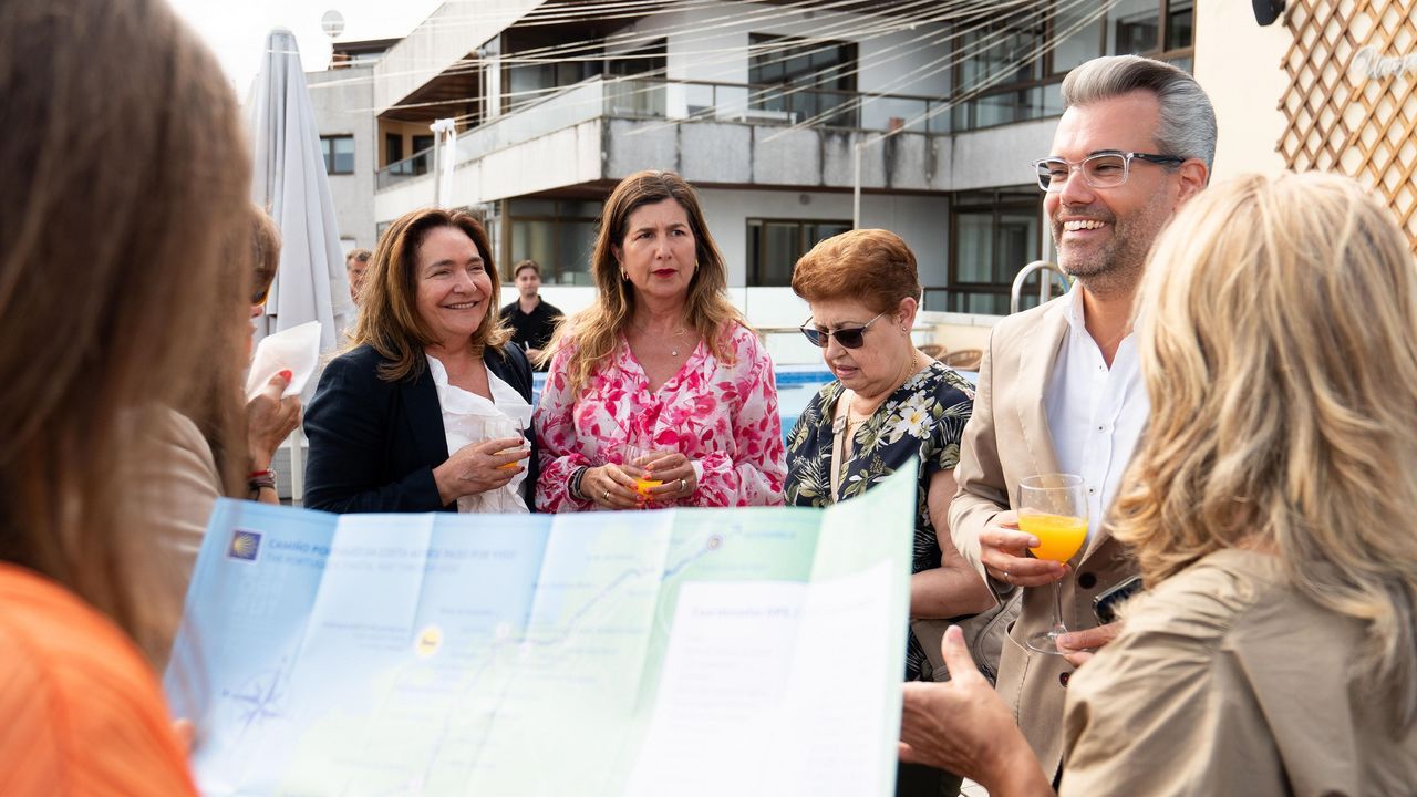 La Xunta y los hosteleros reparten mapas de los servicios del Camino por la Costa para que los peregrinos no se pierdan