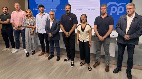 Aar�n �lvarez, a la derecha de Luis Menor, en una reuni�n en la sede del PP junto a otros cargos populares en el municipio y en la provincia.