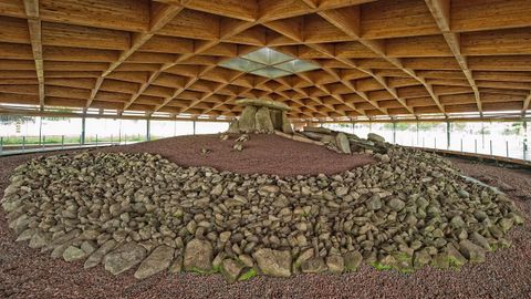 En verano el dolmen de Dombate abrir todos los das, de 09.00 a 21.00 horas. Adems, habr visitas guiadas tambin a diario, de 11.00 a 14.00 y de  16.00 a 20.00 horas, y tambin las habr nocturnas (los das 7 y 21 de julio y 4 y 25 de agosto)