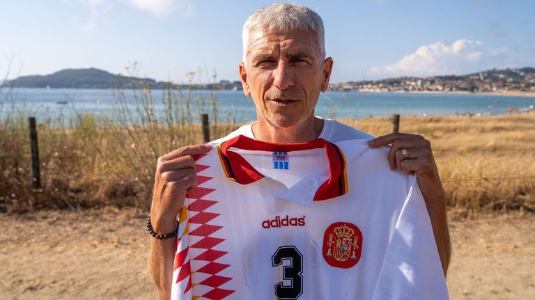 Jorge Otero ca camiseta da selecci&oacute;n espa&ntilde;ola en Nigr&aacute;n