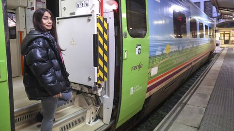 Neyruska Escobar sube en Ferrol al tren de las 8.40 del jueves que la dej en A Corua una hora y 16 minutos despus.