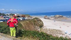 Un operario realiza trabajos de desbroce en las proximidades de una de las playas de Barreiros.