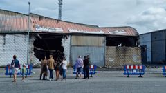 Familias y afectados frente a las naves quemadas en As Lagoas