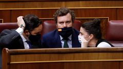 El l�der de Vox, Santiago Abascal conversa con Iv�n Espinosa de los Monteros y Macarena Olona durante el Pleno del Congreso