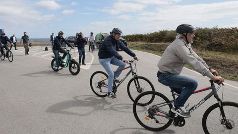 Rueda, en el centro, recorri� en bicicleta este viernes parte del trazado de la primera etapa del Cami�o do Litoral, que discurre entre Ribadeo y Barreiros