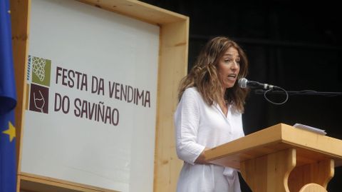 La periodista Eva Moreira fue la presentadora del acto en el que tuvieron lugar el preg�n y el pisado de las uvas.