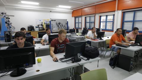 Trabajadores de Alcoa, en el IES Illa de Sarón de Xove