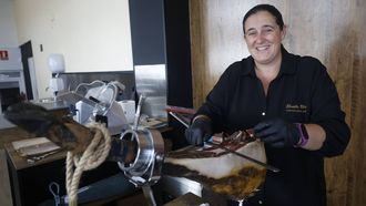 Rosela Ura cortando jamn  en  su establecimiento de Petiscos Ibricos, en Valdovio