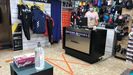 Jos� Arconada, hoy, en el mostrador de su tienda Deportes Arconada