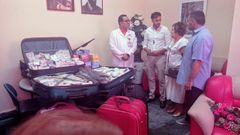 Segundo por la izquierda, el concejal mindoniense Alberto Garc�a, en Cuba, con la donaci�n de medicamentos