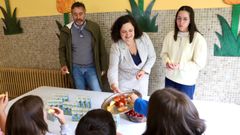 La delegada de la Xunta, Bel�n do Campo, ofrece fruta a escolares del CEIP de Pr�saras.