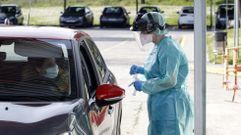 Toma de muestras para detectar casos de covid-19 en el hospital de Monforte