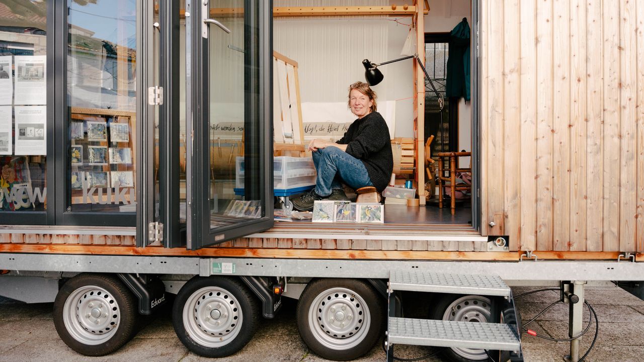 Vive en un remolque con un taller téxtil ambulante por toda Europa y hace parada en Ourense