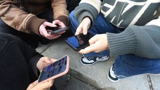 Adolescentes, con los m�viles a la salida de un instituto de Pontevedra