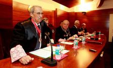 Antonio Platas ingres� ayer en la Real Academia Gallega de Jurisprudencia y Legislaci�n.