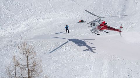 Un helic�ptero de rescate en la zona donde se produjo el alud