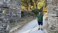 Aitor, en medio de las dos propiedades que compr� en la parroquia de Laxe, en pleno Camino de Santiago