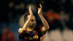 Iniesta aplaude en Riazor en el partido del 2011, el primero tras el gol del Mundial.
