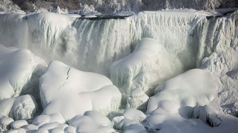 Las famosas cataratas del r�o Ni�gara, entre Estados Unidos y Canad�, est�n parcialmente heladas. 