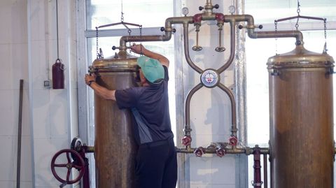 Un dep�sito para el bagazo con capacidad para 160 kilos