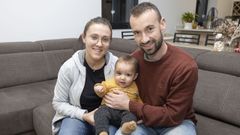 F�tima Fidalgo Franco, de 30 a�os, reside, con su marido, Iv�n Costa, en Vilaseco (parroquia de San Marti�o de Castrelo). Ambos fueron padres el 24 de junio pasado, de �lex. Y, por tanto, recibieron esos 300 euros del Ayuntamiento:  �Non sab�a da s�a existencia, dix�ronmo no Concello cando fun al�, as� que nos veu moi ben, toda axuda � ben recibida�. En su caso, aprovech� el dinero para esas vacunas que no cubre la Seguridad Social, pero son muy recomendables