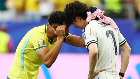 El jugador brasile�o Matheus Cunha consuela a Ao Tanaka tras la derrota de la selecci�n nipona.