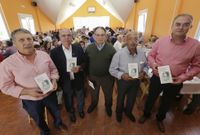 Gabriel Varela, Jos� Mar�a Garc�a �lvarez, Jos� Barreira Varela, Bautista Ord��ez Garc�a y Xos� Manuel Varela Varela, con sus ejemplares del libro <span lang= gl >�Zapateiros de Brantuas e Ni��ns�</span>. 