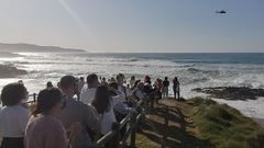 El helic�ptero Helimer, durante el rescate en la playa de Repibelo