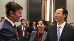 Samuel Jurez, durante su estancia en Pekn, saludando al ministro chino de Agricultura, Han Changfu