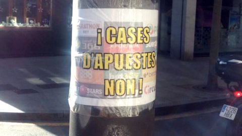Uno de los carteles colocados en el barrio de La Calzada sobre las casas de apuestas