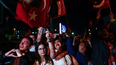 Los partidarios del l�der opositor, Kemal Kilicdaroglu, celebran los resultados en Ankara.