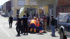 Los servicios sanitarios del 061 atendiendo al herido poco despu�s de que se produjese el accidente