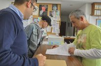 La entidad hizo entrega de las firmas ayer en el Concello de Fisterra. 