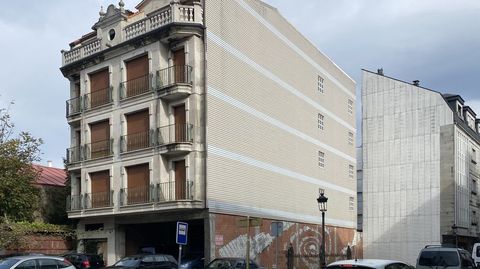 El edificio de la polmica en la ra Real, en Caldas