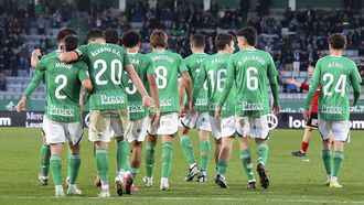Jugadores del Racing durante un partido del equipo en A Malata. 