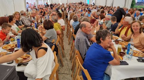 A la comida popular asistieron 1.400 personas.