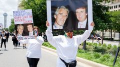 Manifestantes contra las polticas de Trump muestran pancartas con imgenes del presidente con el Epstein en una imagen de archivo.
