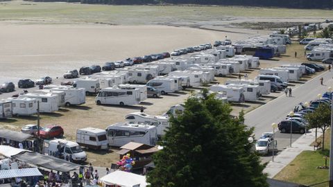 Foto de archivo de autocaravanas estacionadas en la explanada portuaria de Foz