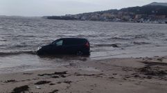 El coche atraves el paseo y la franja de arena hasta el agua