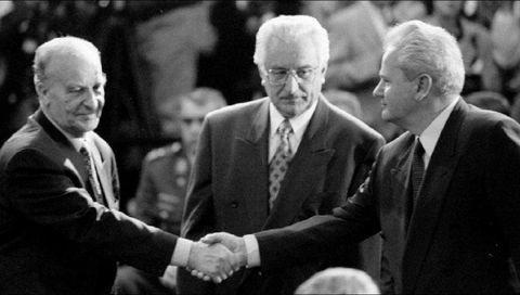El bosnio Alija Izetbegovic, el  croata Franjo Tudjman y el serbio Slobodan Milosevic, en el inicio de las conversaciones de paz el 1 de noviembre del 1995.