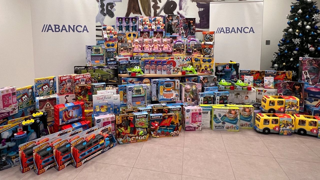 Abanca y Afundación entregan a Cáritas juguetes nuevos para familias necesitadas de Ourense