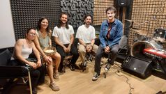 Parte de los miembros del grupo, en el Centro Xove de Creación Cultural de la Almáciga, donde ensayan
