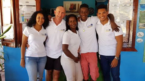 El ovetense Santi Lim�n, junto con sus hijos Ainhoa y Santiago; su mujer Suni; y Cuco, quien forma parte de la familia