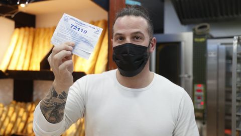 El panadero, Israel Campos, que fue agraciado con dos participaciones del segundo premio