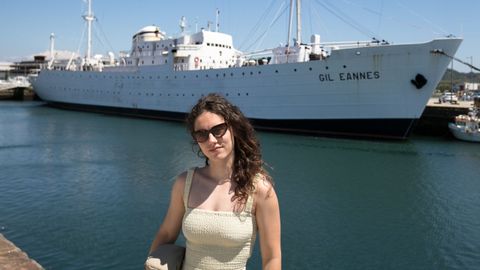 Alba Gonzlez posando frente a una embarcacin