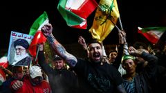 Un grupo de iran�es corea consignas tras el anuncio de alto el fuego en una concentraci�n en Teher�n.