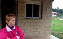 La propietaria de la casa de Merza denunciada, preocupada por el futuro de su vivienda.