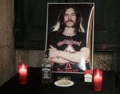 En el altar que han hecho en honor al cantante de M�torhead no falta de nada