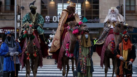 Los dromedarios esperaban a los Reyes a la salida de la estacin de Renfe.